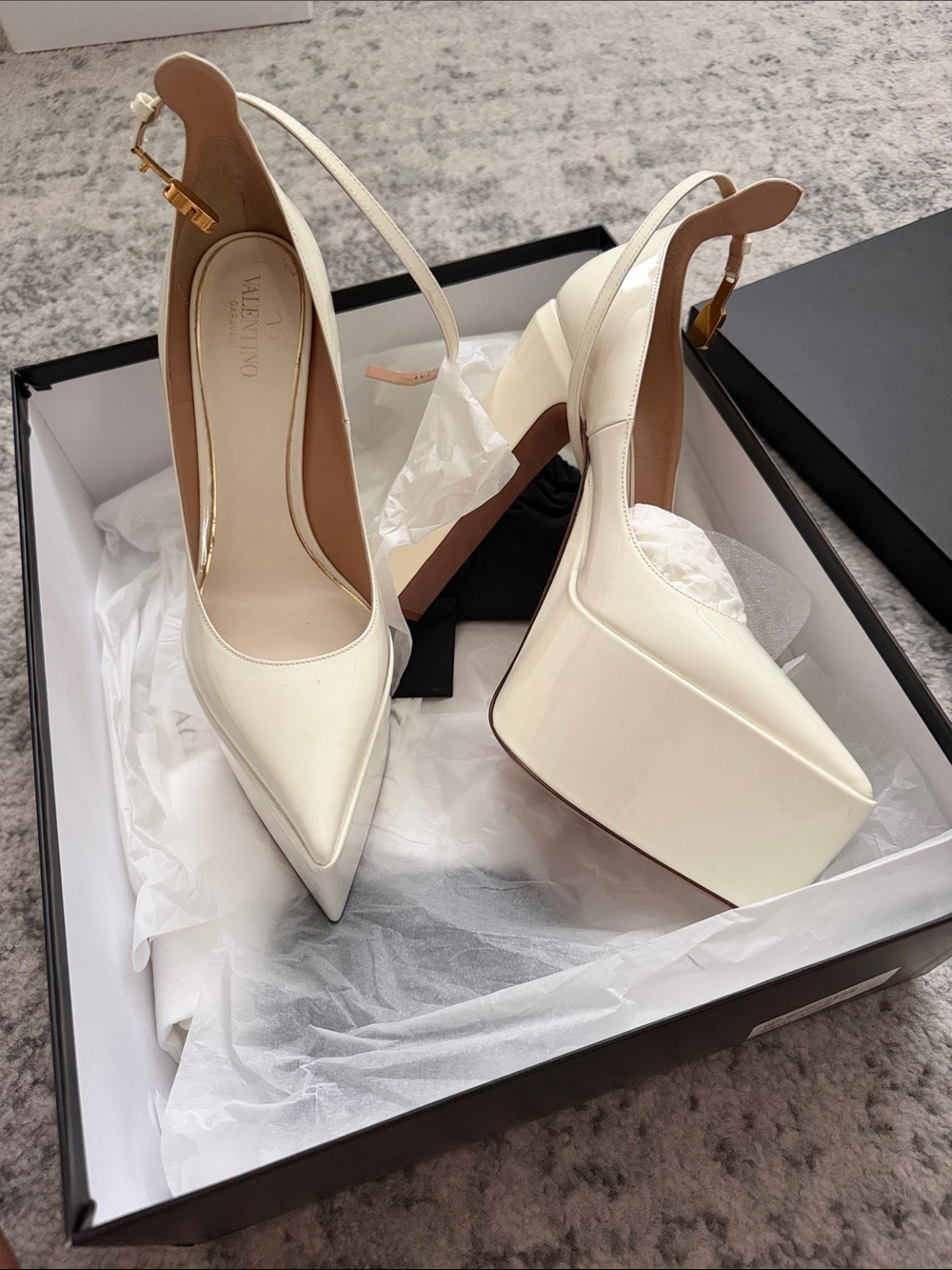 VALENTINO GARAVANI
VLOGO leather platform pumps